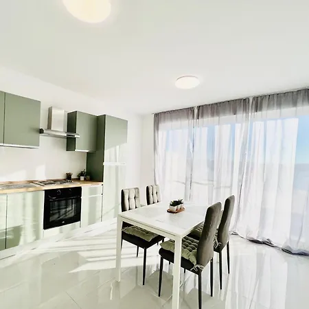 Sunshine Suits - Brand New Apartment *