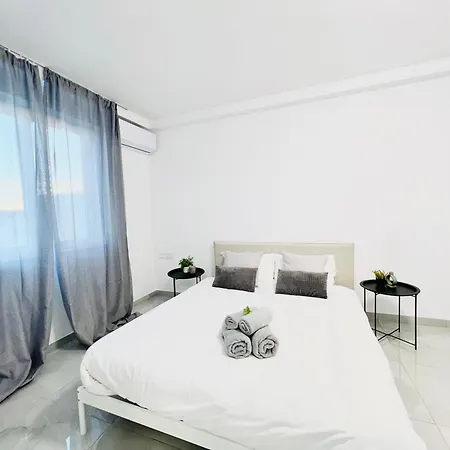 Appartement Sunshine Suits - Brand New *