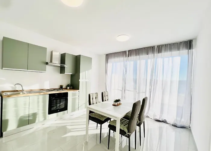 Sunshine Suits - Brand New Apartment *